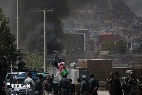 Khói bốc lên từ hiện trường một vụ tấn công ở thủ đô Kabul, Afghanistan ngày 21/8. (Ảnh: THX/TTXVN)
