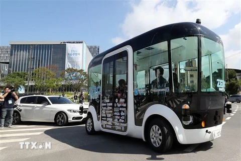 Xe buýt tự lái “Zero Shuttle” chạy thử trên tuyến đường ở Seongnam, Hàn Quốc ngày 4/9. (Ảnh: Yonhap/TTXVN)
