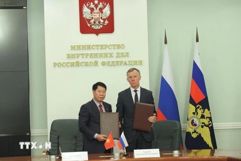 Thứ trưởng Bộ Công an Việt Nam Bùi Văn Nam và Thứ trưởng thứ nhất Bộ Nội vụ Liên bang Nga Aleksandr Gorovoy đã ký Chương trình phối hợp hành động giữa hai bên. (Ảnh: Dương Trí/TTXVN)
