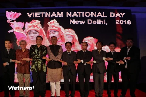 Đại diện ngoại giao các nước ASEAN chúc mừng ngày Quốc khánh Việt Nam. (Ảnh: Huy Bình/Vietnam+)