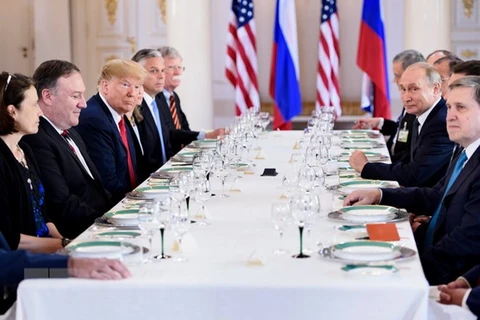 Tổng thống Nga Vladimir Putin (thứ 2, phải) và Tổng thống Mỹ Donald Trump (thứ 3, trái) tại bữa trưa làm việc sau cuộc gặp thượng đỉnh ở Helsinki, Phần Lan ngày 16/7. (Nguồn: AFP/TTXVN)
