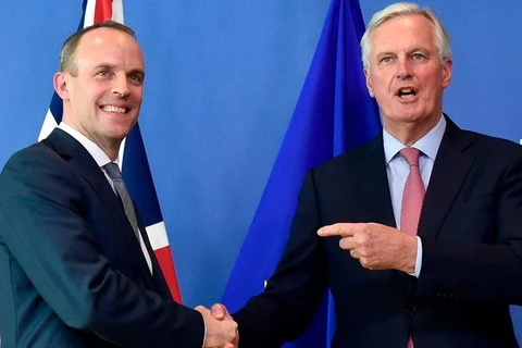 Bộ trưởng Brexit của Anh Dominic Raab (trái) và Trưởng đoàn đàm phán của EU về Brexit, ông Michel Barnier. (Nguồn: telegraph.co.uk)