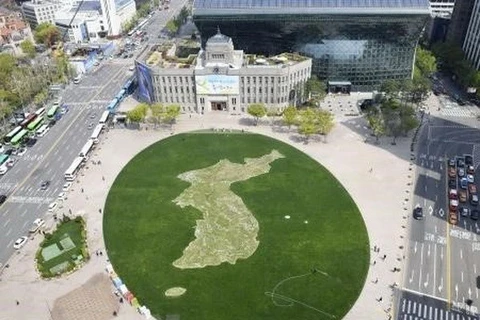Vườn hoa được trồng theo hình Bán đảo Triều Tiên tại thủ đô Seoul, Hàn Quốc nhằm chào đón Hội nghị thượng đỉnh liên Triều lần thứ ba. (Nguồn: Kyodo/TTXVN)