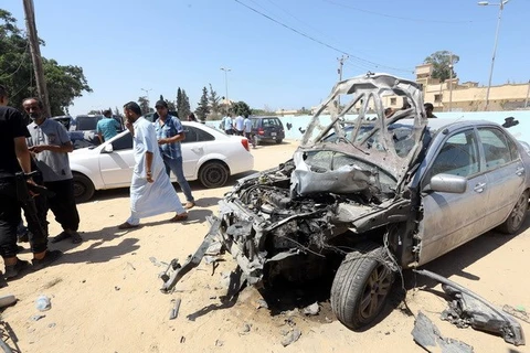 Hiện trường một vụ tấn công tại trạm kiểm soát ở thị trấn Zliten, Libya. (Nguồn: AFP/TTXVN)
