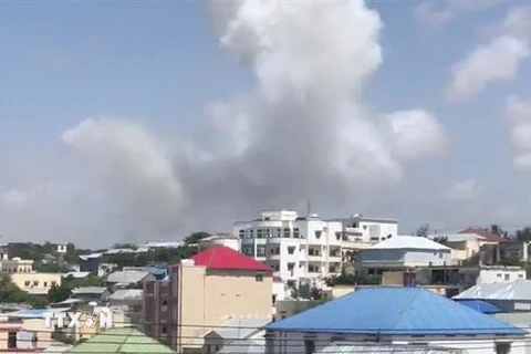 Khói bốc lên tại hiện trường vụ nổ ở Mogadishu ngày 10/9. (Ảnh: Deutsche Welle/ TTXVN)
