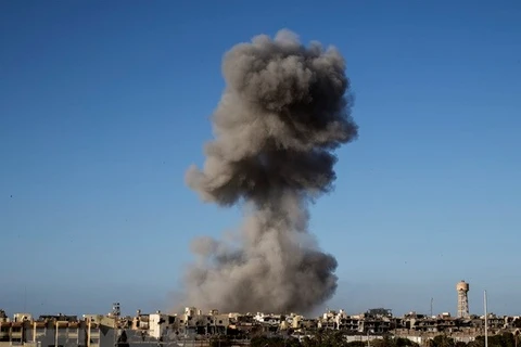Khói bốc lên sau một cuộc không kích ở Sirte, Libya. Ảnh minh họa. (Nguồn: AFP/TTXVN)