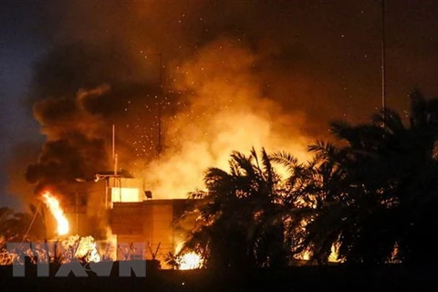Lãnh sự quán Iran ở thành phố Basra bị những người biểu tình quá khích đốt phá ngày 7/9. (Nguồn: AFP/TTXVN)