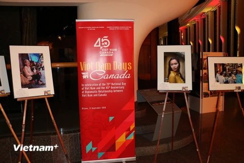 Các tác phẩm xuất sắc trong cuộc thi ảnh Việt Nam qua con mắt của những người bạn Canada được trưng bày lại buổi lễ. (Ảnh: Vũ Hà/Vietnam+)