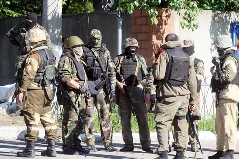 Lực lượng nổi dậy có vũ trang đóng chốt tại thành phố Donetsk. (Nguồn: AFP/TTXVN)