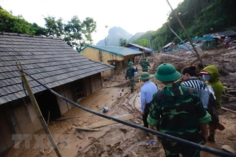 Lực lượng công an và bộ đội tỉnh Thanh Hóa giúp người dân bản Poọng, huyện Mường Lát mở đường, dựng nhà, sớm ổn định cuộc sống. (Ảnh: Quyết Đạt/TTXVN)