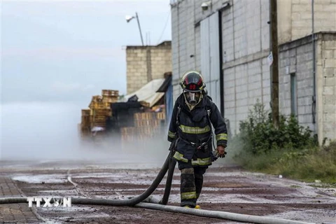 Nhân viên cứu hỏa làm nhiệm vụ tại hiện trường vụ rò rỉ khí đốt tại Puebla, Mexico ngày 12/9. (Ảnh: AFP/TTXVN)