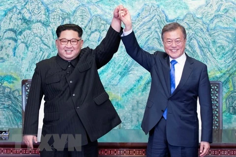 Tổng thống Hàn Quốc Moon Jae-in (phải) và nhà lãnh đạo Triều Tiên Kim Jong-un tại cuộc gặp ở làng đình chiến Panmunjom ngày 27/4. (Nguồn: Yonhap/TTXVN)