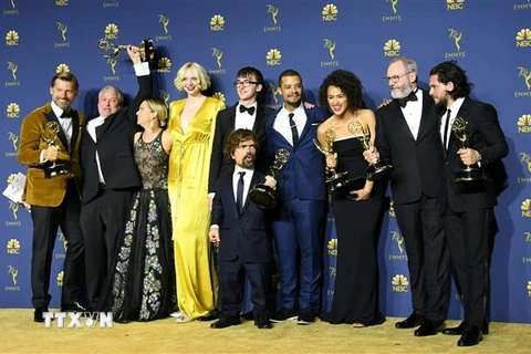 Dàn diễn viên 'Game of Thrones' chụp ảnh với giải thưởng Emmy dành cho Series phim truyền hình xuất sắc nhất thể loại chính kịch tại lễ trao giải ở Los Angeles, California, Mỹ ngày 17/9. (Ảnh: AFP/ TTXVN)