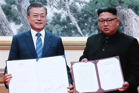 Nhà lãnh đạo Triều Tiên Kim Jong-un (phải) và Tổng thống Hàn Quốc Moon Jae-in (trái) sau lễ ký bản tuyên bố chung trong khuôn khổ ngày hội đàm thượng đỉnh thứ hai tại thủ đô Bình Nhưỡng, ngày 19/9/2018. (Ảnh: Yonhap/TTXVN)