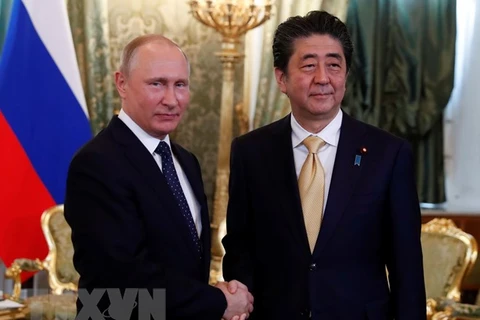Tổng thống Nga Vladimir Putin (trái) và Thủ tướng Nhật Bản Shinzo Abe tại cuộc gặp ở Moskva, Nga ngày 26/5. (Nguồn: AFP/TTXVN) 
