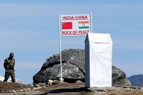 Binh sĩ Ấn Độ tuần tra tại cửa khẩu Bumla thuộc khu vực Arunachal Pradesh, giáp giới với Trung Quốc ngày 21/10/2012. (Nguồn: AFP/TTXVN)