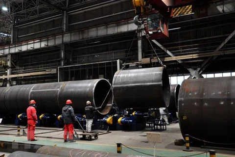 Công nhân làm việc tại nhà máy sản xuất ống thép ở Sơn Đông, Trung Quốc. (Nguồn: AFP/TTXVN)