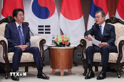 Thủ tướng Nhật Bản Shinzo Abe (trái) trong cuộc gặp Tổng thống Hàn Quốc Moon Jae-in bên lề Khóa họp 73 Đại hội đồng Liên hợp quốc ở Mỹ. (Nguồn: Yonhap/TTXVN)