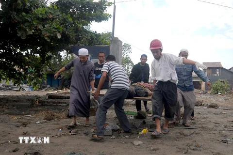 Chuyển thi thể nạn nhân trong vụ động đất và sóng thần tại Palu, tỉnh Trung Sulawesi, Indonesia ngày 29/9. (Ảnh: AFP/TTXVN)
