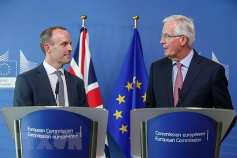 Bộ trưởng phụ trách Brexit của Anh Dominic Raab (trái) và trưởng đoàn đàm phán Brexit của EU Michel Barnier trong cuộc họp báo tại Brussels, Bỉ ngày 19/7. (Nguồn: AFP/TTXVN)