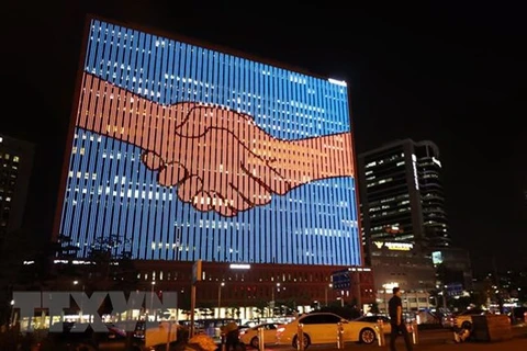 Một màn hình lớn của truyền thông Hàn Quốc ở thủ đô Seoul phát hình ảnh cái bắt tay hữu nghị, thể hiện niềm tin và hy vọng vào thành công của Hội nghị thượng đỉnh liên Triều lần thứ 3. (Nguồn: YONHAP/TTXVN)