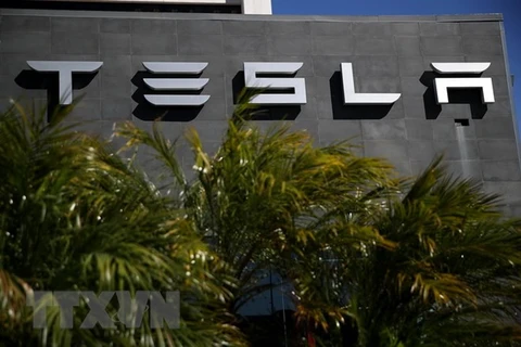 Biểu tượng Tesla tại trung tâm dịch vụ ở Los Angeles, California, Mỹ. (Ảnh: AFP/TTXVN)