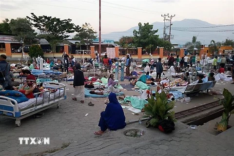 Số người bị thương trong động đất, sóng thần bị quá tải nên phải nằm điều trị ở ngoài sân bệnh viện thành phố Palu, tỉnh Trung Sulawesi, Indonesia ngày 29/9/2018. (Ảnh: THX/ TTXVN)