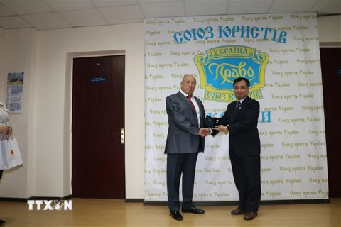 Đại sứ Việt Nam tại Ukraine Nguyễn Anh Tuấn được trao tặng Huy chương Nhà nước pháp quyền của Ukraine. (Ảnh: Dương Trí/TTXVN)