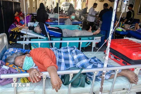 Nạn nhân bị thương trong trận động đất điều trị tại bệnh viện ở Palu, tỉnh Trung Sulawesi,Indonesia. (Ảnh: AFP/TTXVN)