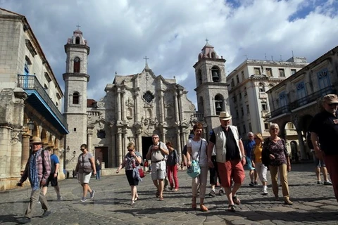 Khách du lịch tham quan khu Plaza de la Cathedral tại thủ đô La Habana, Cuba. (Nguồn: EPA/TTXVN)