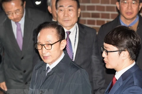 Cựu Tổng thống Hàn Quốc Lee Myung-bak được áp giải khỏi nhà riêng ở Seoul sau khi có lệnh bắt giữ của Tòa án. (Nguồn: THX/TTXVN)