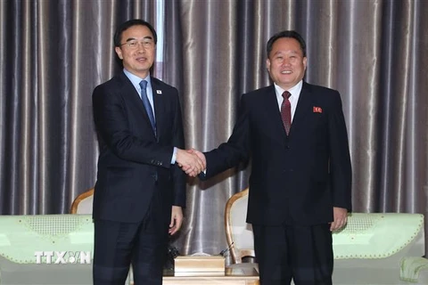 Bộ trưởng Thống nhất Cho Myoung-gyon (trái), dẫn đầu phái đoàn Hàn Quốc, tại cuộc gặp với người đồng cấp Triều Tiên Ri Son-gwon (phải) trước buổi lễ kỷ niệm cuộc gặp thượng đỉnh liên Triều năm 2007, ở Bình Nhưỡng ngày 4/10/2018. (Ảnh: Yonhap/TTXVN)