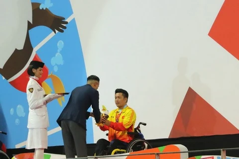 Vận động viên Nguyễn Thành Trung nhận huy chương vàng. (Ảnh: Đỗ Quyên/Vietnam+) 