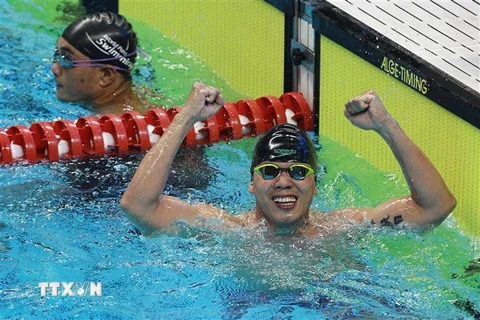 Vận động viên Võ Thanh Tùng (phải) giành huy chương vàng, phá kỷ lục nội dung bơi ngửa 50m nam tại Asian Para Games 2018 ở Jakarta, Indonesia ngày 8/10/2018. (Ảnh: AFP/TTXVN)