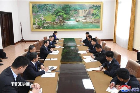 Phái đoàn phụ trách thể thao Trung Quốc và Triều Tiên thảo luận về tăng cường hợp tác tại Bình Nhưỡng ngày 9/10/2018. (Ảnh: Yonhap/TTXVN)