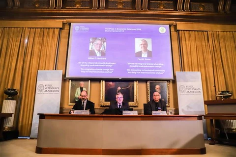 Lễ công bố hai nhà kinh tế học người Mỹ William Nordhaus và Paul Romer giành giải Nobel Kinh tế năm 2018 tại Stockholm, Thụy Điển ngày 8/10. (Ảnh: THX/TTXVN)