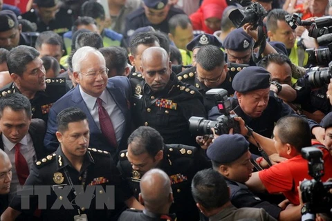 Cựu Thủ tướng Malaysia Najib Razak (giữa, trái) tới Tòa thượng thẩm Kuala Lumpur. (Nguồn: EPA/TTXVN)