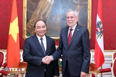 Thủ tướng Nguyễn Xuân Phúc và Tổng thống Áo Alexander Van der Bellen. (Ảnh: Thống Nhất/TTXVN)