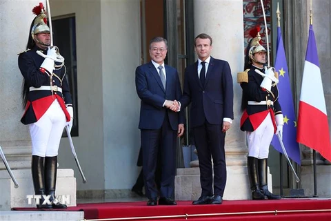 Tổng thống Pháp Emmanuel Macron (giữa, phải) và Tổng thống Hàn Quốc Moon Jae-in (giữa, trái) trong cuộc gặp tại Paris, Pháp ngày 15/10. (Ảnh: Yonhap/ TTXVN)
