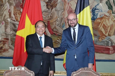 Thủ tướng Bỉ Charles Michel và Thủ tướng Nguyễn Xuân Phúc bắt tay trước khi tiến hành hội đàm. (Ảnh: Thống Nhất/TTXVN)