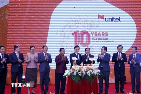 Ông Cao Anh Sơn, Tổng Giám đốc Công ty Unitel cắt bánh mừng kỷ niệm 10 năm Ngày thành lập công ty trước sự chứng kiến của các quan khách hai nước. (Ảnh: Phạm Kiên/TTXVN)