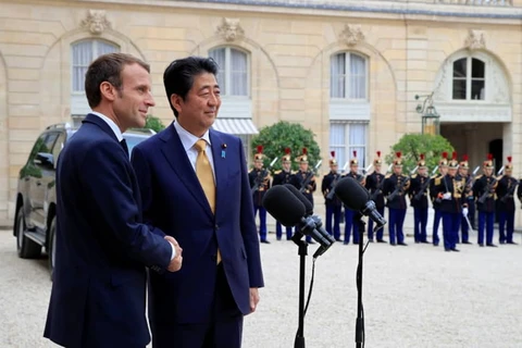 Tổng thống Pháp Emmanuel Macron và Thủ tướng Nhật Bản Shinzo Abe chụp ảnh chung trước cung điện Elysee ở Paris ngày 17/10. (Nguồn: Reuters)