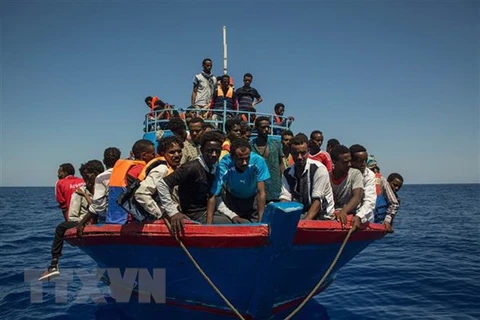 Tàu cứu hộ chở người di cư được cứu trên Địa Trung Hải ngày 12/6. (Nguồn: EPA/TTXVN)