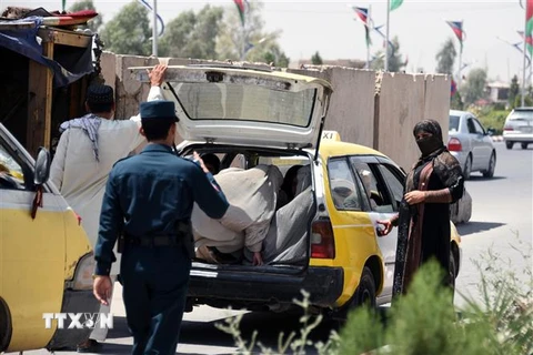 Cảnh sát Afghanistan kiểm tra an ninh tại một điểm kiểm soát ở Kandahar ngày 18/10/2018. (Ảnh: AFP/ TTXVN)