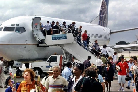 Các hành khách đầu tiên trên chuyến bay của Continental Airlines từ Miami, Florida, đến sân bay Jose Marti ở La Habana, Cuba. (Nguồn: AP)
