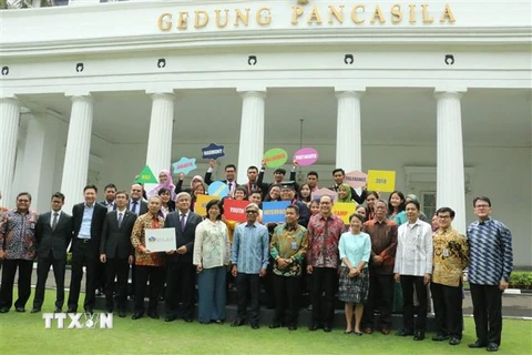 Các đại biểu và thanh niên tham gia Trại giao lưu Thanh niên ASEAN 2018 chụp ảnh lưu niệm. (Ảnh: Đỗ Quyên/TTXVN)