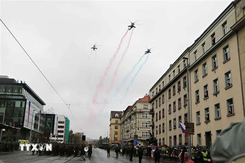Máy bay trực thăng phun khói màu cờ Cộng hòa Séc. (Ảnh: Hồng Kỳ/TTXVN)