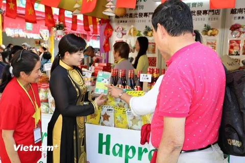 Các gian hàng của Việt Nam luôn tấp nập khách tham quan, mua sắm. (Ảnh: Xuân Tuấn/Vietnam+)