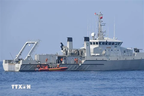 Tàu chiến của hải quân Indonesia KRI Rigel triển khai tìm kiếm các nạn nhân và hộp đen máy bay Lion Air JT 610 ở Karawang thuộc Tây Java, Indonesia ngày 31/10/2018. (Ảnh: AFP/ TTXVN)