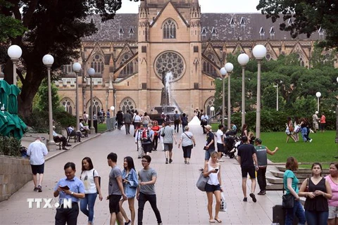 Khách du lịch thăm quan nhà thờ Thánh Mary ở Sydney, Australia. (Nguồn: AFP/TTXVN)